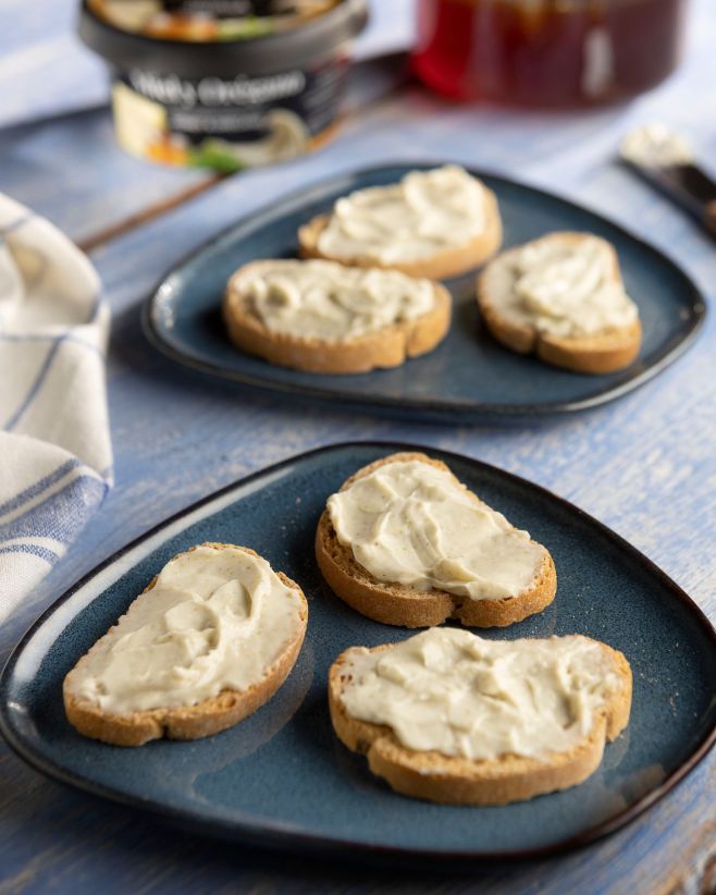 Láska na první křupnutí Někdo má rád sladké, někdo slané… a my? My jsme závislí na sýrových pomazánkách! 🧀🥖 Tenhle...