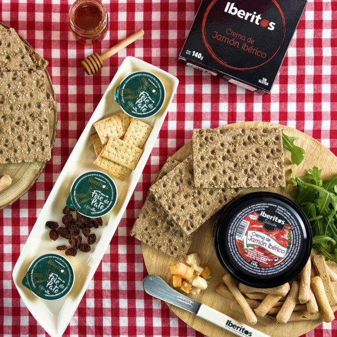 🧀🥂 Když se řekne „něco malého na zub“… 🍷 Křupavé krekry, sušené ovoce, med, a hlavně – paštiky z kachních jater a jemný...